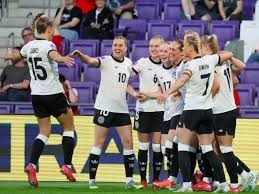 足球世界杯官方公布首批裁判名单，引发讨论